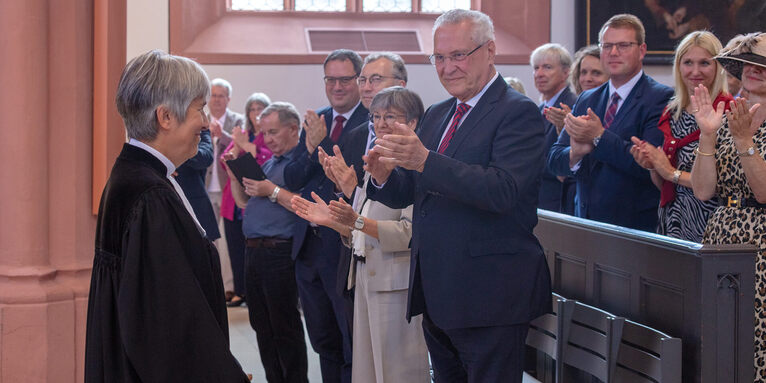 Innenminister Joachim Herrmann und weitere Gäste applaudieren Dorothea Greiner im Gottesdienst., © David Sünderhauf 