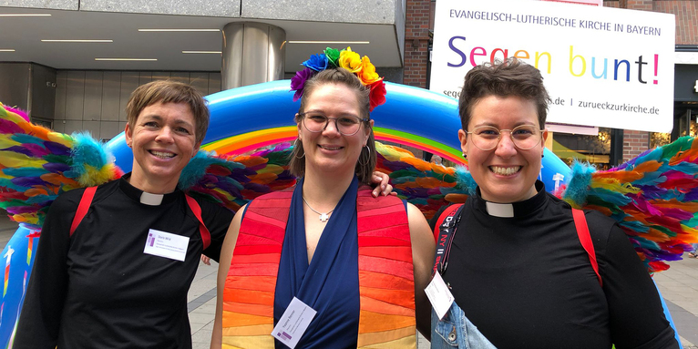 Pfarrerinnen auf dem CSD: Doris Wild, Yvonne und Christiane Renner. , © segen.servicestelle