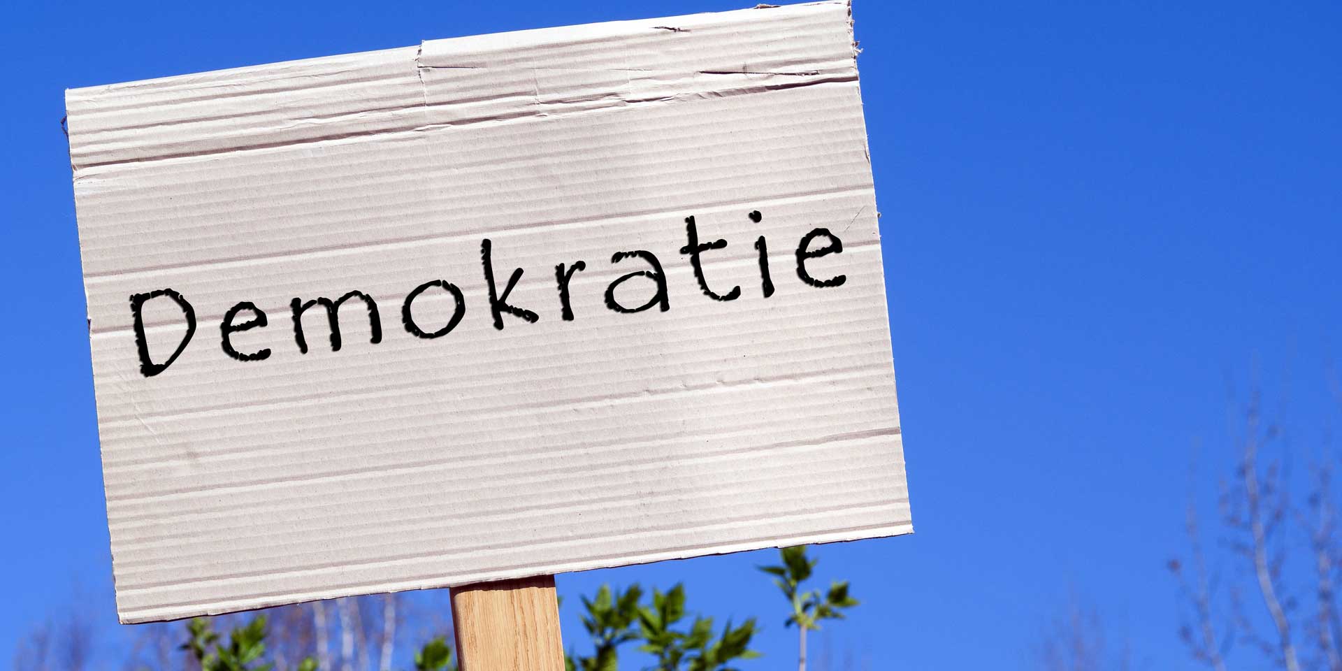 Der Diakonie-Wettbewerb 2025 steht unter dem Motto ‚Stark für Demokratie‘. Wir suchen ehrenamtliche Projekte aus allen Arbeitsbereichen der Diakonie, die demokratisches Miteinander praktizieren, leben und stärken., © GettyImages