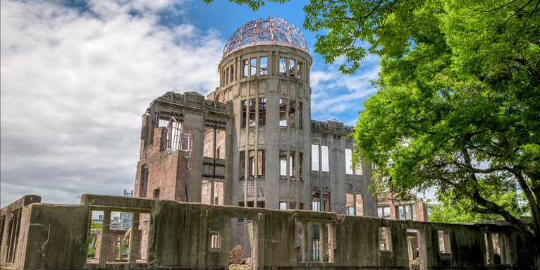 Das Friedensdenkmal in Hiroshima – ein Symbol für die zerstörerische Kraft des Krieges und die Wichtigkeit von Frieden., © gettyImages-knowlesgallery