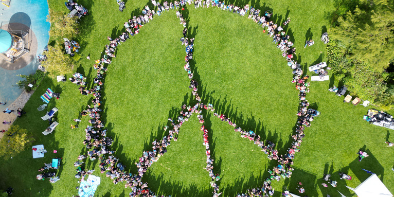 Bei rund 50 Mitmachangeboten können sich die jungen Besucherinnen und Besucher spielerisch und mit Spaß mit den Themen „Frieden“ und „Demokratie“ auseinandersetzen., © Alexander Meyer