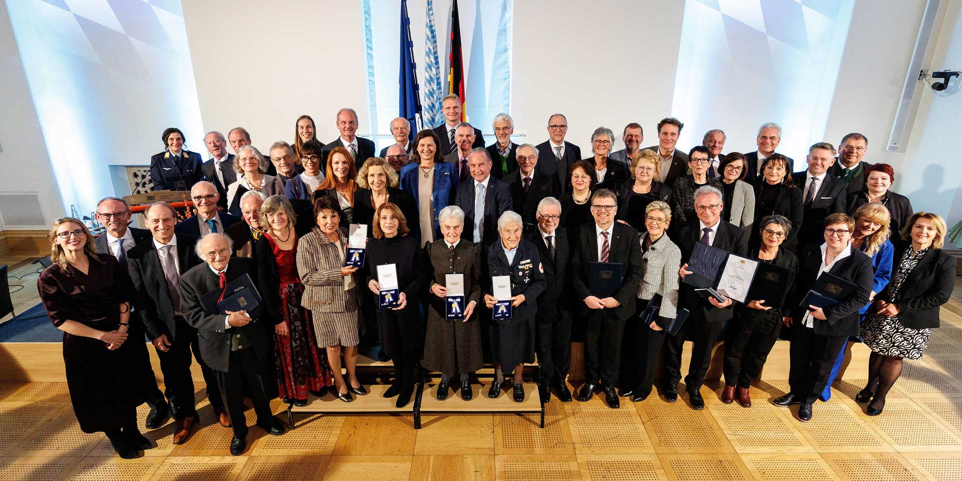 Gruppenfoto mit allen neuen Ordensträgerinnen und -trägern