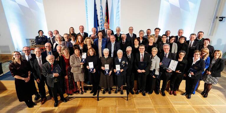 Gruppenfoto mit allen neuen Ordensträgerinnen und -trägern, © Bildarchiv Bayerischer Landtag