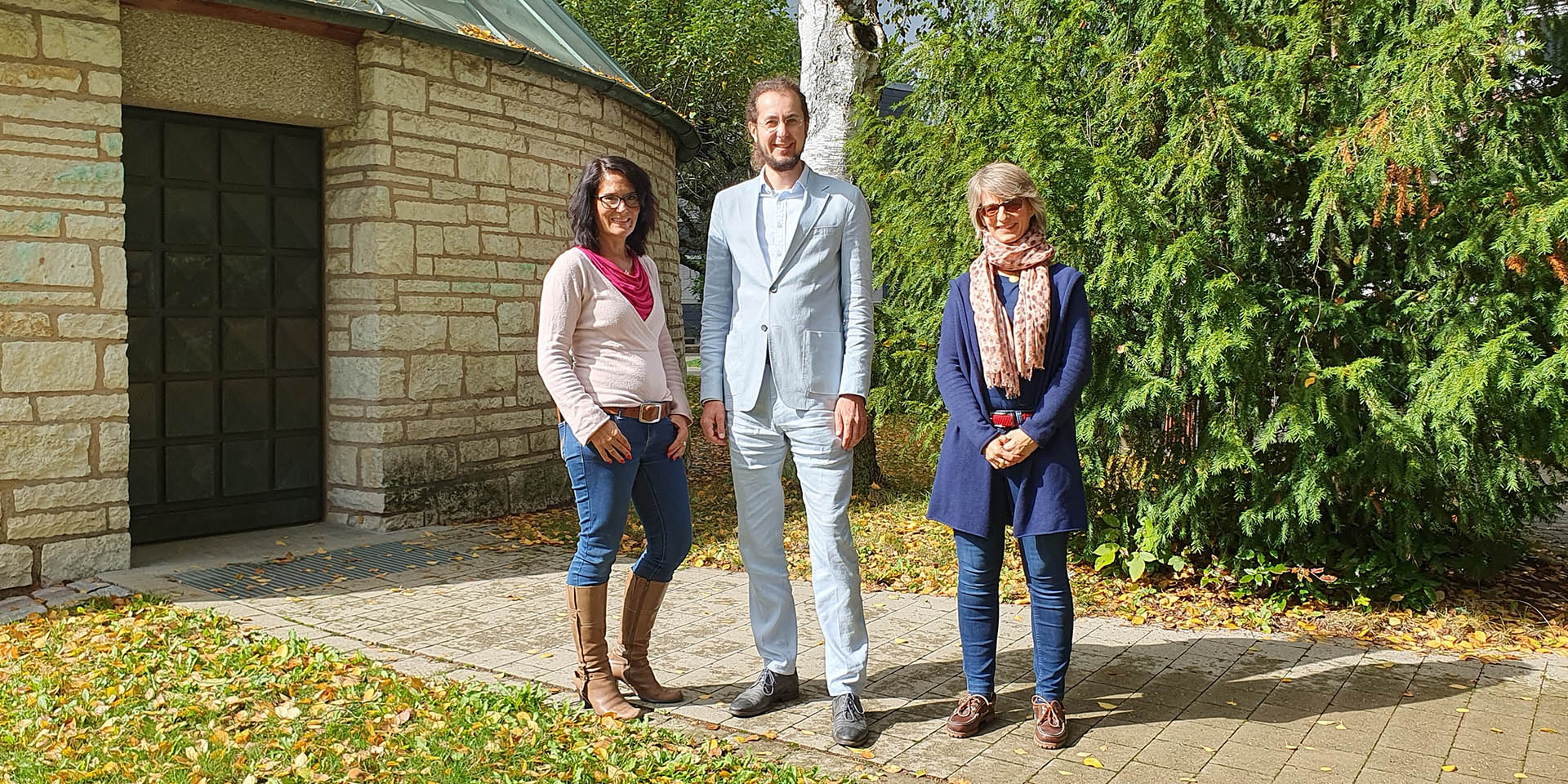 Gruppenbild vor der Kapelle in Neuendettelsau(v. li.): Cécile Koch, Rolf Hollering und Annina Nolte-Reimer