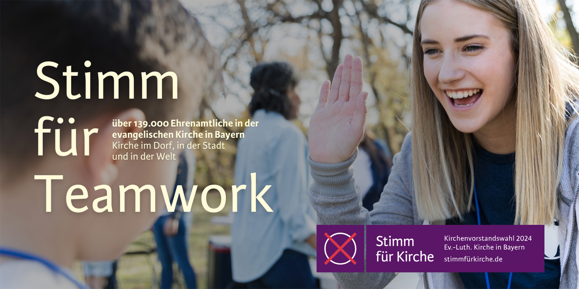 Junge Frau auf einer Kinderfreizeit. Text: Stimm für Teamwork. Über 139.000 Ehrenamtliche in der evangelischen Kirche in Bayern. Kirche im Dorf, in der Stadt und in der Welt. 