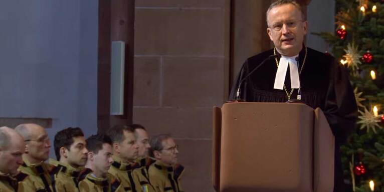 Die Trauerfeier mit ökumenischem Gottesdienst fuer die Opfer des toedlichen Messerangriffs wurde am Sonntag (26.01.2025) auf einer Leinwand vor der Stiftsbasilika St. Peter und Alexander in Aschaffenburg übertragen., © ELKB