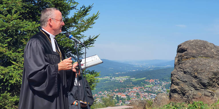 Landesbischof Christian Kopp bei seiner Predigt auf dem Silberberg, © elkb