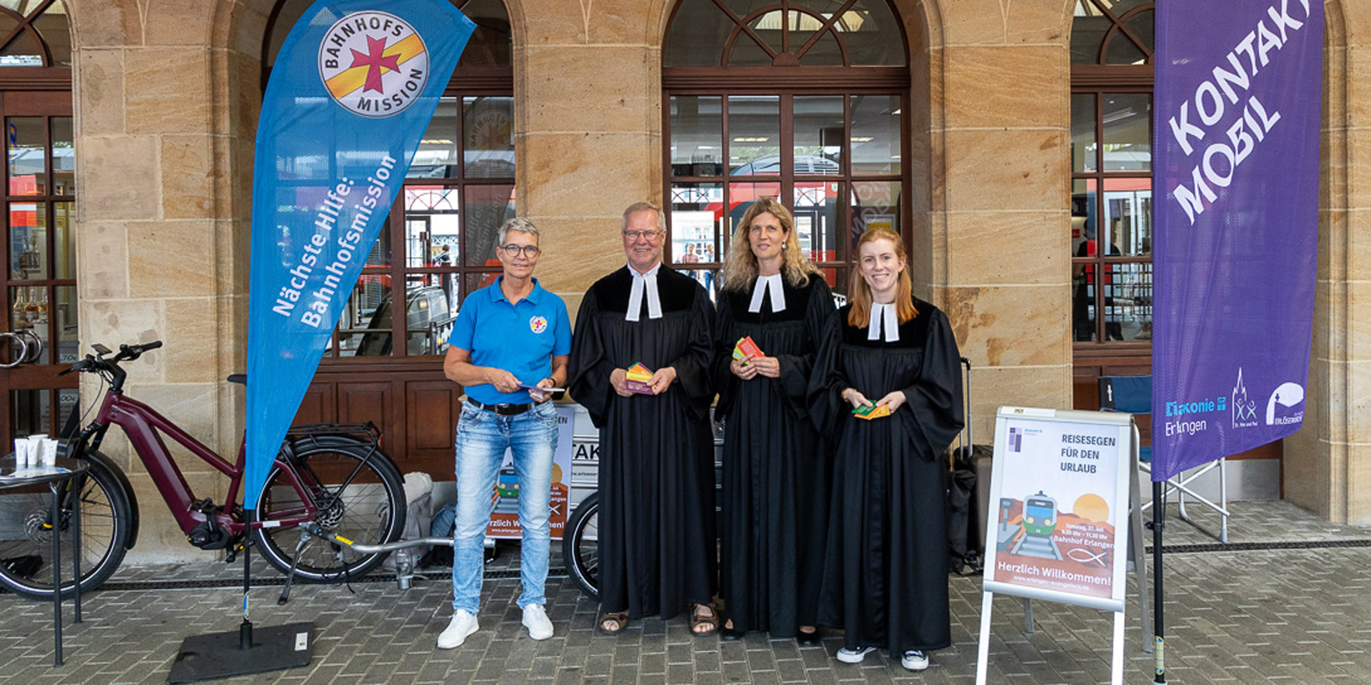 Von Links: Claudia Steubing (Leiterin der Bahnhofsmission), Dr. Karl Friedrich Grimmer (Pfarrer in der Erlöserkirche), Imke Pursche (Pfarrerin in Erlangen-Bruck), Carina Müller (Vikarin in Erlangen Bruck)